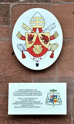 Wappen von Benedikt XVI. an einer Basilica minor