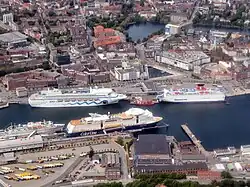 Im Vordergrund am Norwegenkai in Kiel zusammen mit der alten AIDAblu und einer stena line Fähre.