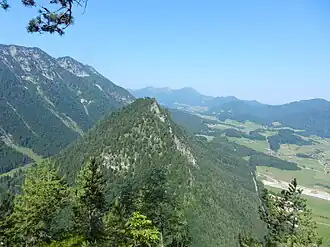 Blick vom Falkenstein (1181 m) nach Westen zum Kienbergl (1135 m) und den Ruhpoldinger Bergen