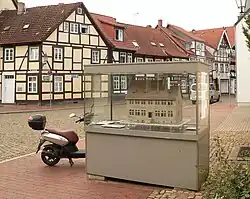 Vitrine mit einem Modell des Kiepehofs
