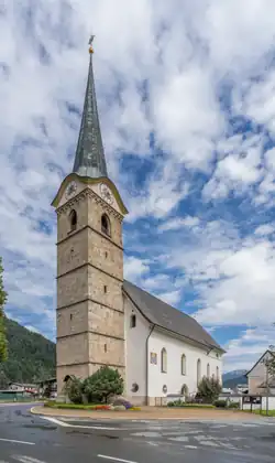 Das Foto zeigt die Kirche vom Dorfplatz aus