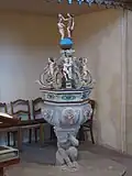 Taufstein mit kunstvollem Aufsatz