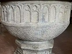 Spitzbogenfenster am Taufstein – aber nicht an der Kirche