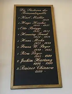 Tafel mit Namen der Pastoren der Kirche Wenningstedt