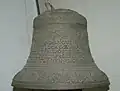 Kirchenglocke von 1742 mit Zierfriesen und Inschrift; stammt aus der alten Klosterkirche