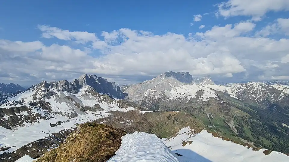 Blick vom Gipfel nach Osten zu (v. l. n. r.) Kirchlispitzen, Drusenfluh und Sulzfluh (für Annotationen der einzelnen Berge aufs Bild klicken)