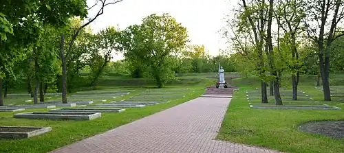 Ein Denkmal für die Opfer des Nazismus in einer der Bastionen. An den Seiten befinden sich Massengräber, bei denen es sich im Wesentlichen um Schützengräben mit darin begrabenen Leichen handelt