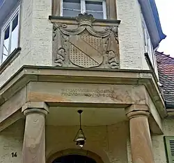 Wappenstein und Inschrift an Haus Nr. 14, bezeichnet 1909