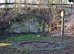 Brunnenring des 160 Meter tiefen Brunnens von Fort I