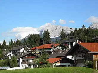 Klais, südöstliche Siedlungshäuser (im Hintergrund das Karwendelgebirge)