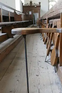 Klappstühle auf Emporen