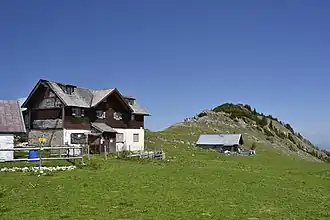 Klausenberg, links die Klausenhütte