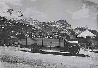 Ein Saurer Car Alpin in den 1920er-Jahren auf dem Klausenpass