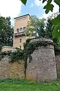 Wasserturm mit herausgenommenen Fensterläden des Belvedereraums