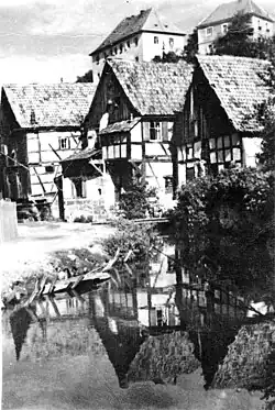 „Klein-Venedig“ am Mühlbach in Burgkunstadt um 1950. Der noch unverrohrte Mühlbach, gesäumt von den mittelalterlichen Fachwerkhäusern der Judengasse