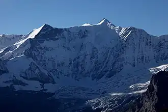 Kleines (links) und Grosses Fiescherhorn von Norden, in der Mitte hinter dem Grat das Hintere Fiescherhorn (2014)