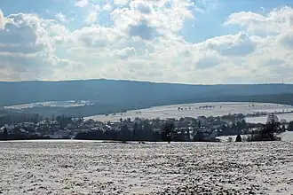 Blick vom Schalenstein nach Süden über Wiershausen und das Werratal hinweg zum Kleinen Steinberg