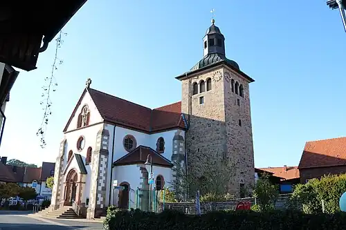 Der ehemalige Wehrturm der Kirche aus dem 13. Jahrhundert