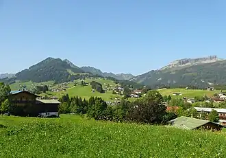 Blick von Hirschegg über Windegg gegen den Ifen, und Oberhirschegg gegen das Walmendinger Horn: ganz rechts mittig am Hang Rohr
