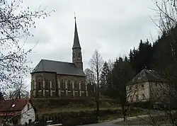 Die Kleinziegenfelder Maria-Hilf-Kapelle mit Pfarrhaus (rechts)