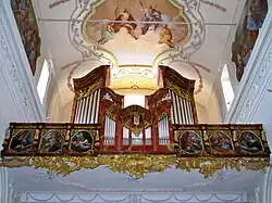 Deckenfresko und Orgel