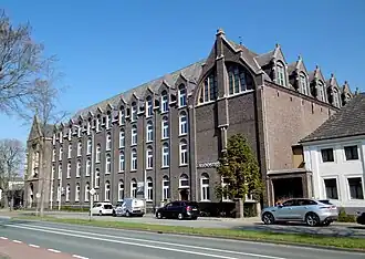 Straßenfassade mit Bibliothekstrakt