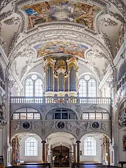 Orgel und Haupteingang