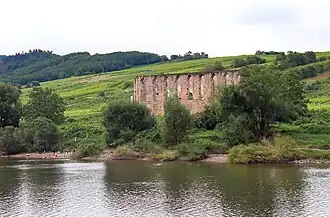 Blick über die Mosel bei Bremm auf die Klosterruine Stuben