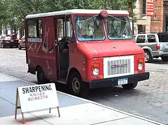 „Werkstatt-Klein-Lkw“ einer mobilen Scheren­schleiferei in New York City, 2010