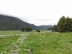 Blick über den SH94 auf die gegenüberliegende Talseite