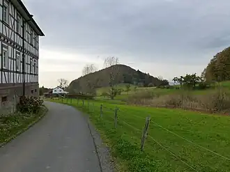 Blick von der Knodener Kopfstraße in Knoden durch das Tal vom Bach an den Rehklingen westnordwestwärts zum Knodener Kopf