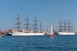 Nippon Maru II und Kaiwo Maru II im Hafen von Kōbe (2007)