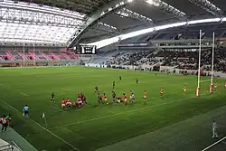 Rugbyspiel im Stadion mit geschlossenem Dach