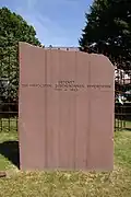 Block mit der Gedenkinschrift