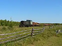 Diesellok der SŽD-Baureihe ТУ7 – № 2072 mit Güterzug