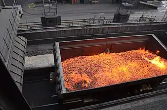 Glühender Koks auf dem Weg zum Löschen