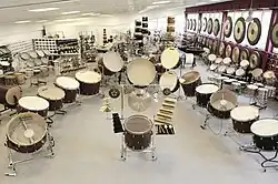 Aufnahme des Showrooms von Kolberg Percussion im Firmengebäude in Uhingen. Das Bild zeigt den Aufbau eine Paukenpräsentation.