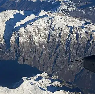 Luftaufnahme im Winter von Süden – die Nebengipfel links hinter dem Hauptgipfel