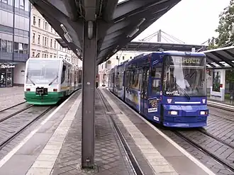 Kombi­bahn­steig für Vogt­land- und Stra­ßen­bahn im Stad­tzen­trum
