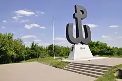 Die Kotwica als Denkmal auf dem Gipfel des Hügels des Warschauer Aufstandes in Warschau