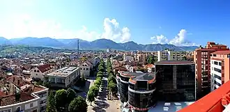 Blick über Korça vom neuen Aussichtsturm auf den Boulevard Shën Gjergji Richtung Auferstehungskathedrale (2016)