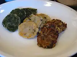 Drei Farben-Pfannkuchen (Samsaek Jeon) (삼색전). So werden Pfannkuchen genannt, die in beliebigen drei verschiedenen Farben gefärbt sind.