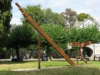 Startbahn für Beflügelte von Manfred M. Ott, 1985/2002, vorderer Garten neben dem Ehrenhof rechts (2016)