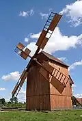 Replikat der alten Windmühle des Dorfs