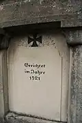 Hinterseite des neben der Kirche stehenden Kriegsdenkmals