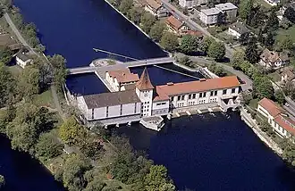 Das Kraftwerk von der Unterwasserseite gesehen. Maschinenhaus von 1912 mit Neubau aus den 1960er-Jahren
