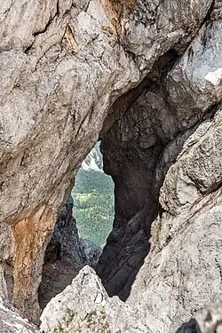 Blick von Süden durch das größere Fenster