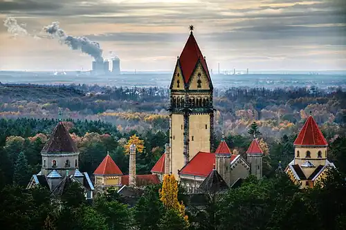 Krematorium mit Kapellenanlage und Kolumbarium des Leipziger Südfriedhofs, Blick vom Völkerschlachtdenkmal aus, im Hintergrund das Kraftwerk Lippendorf (2022)