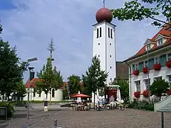Pfarrkirche und links davor die Eligiuskapelle