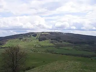 Blick vom Arnsberg (843 m) nach Süden zum Kreuzberg (928 m), dem dritthöchsten Berg der Rhön